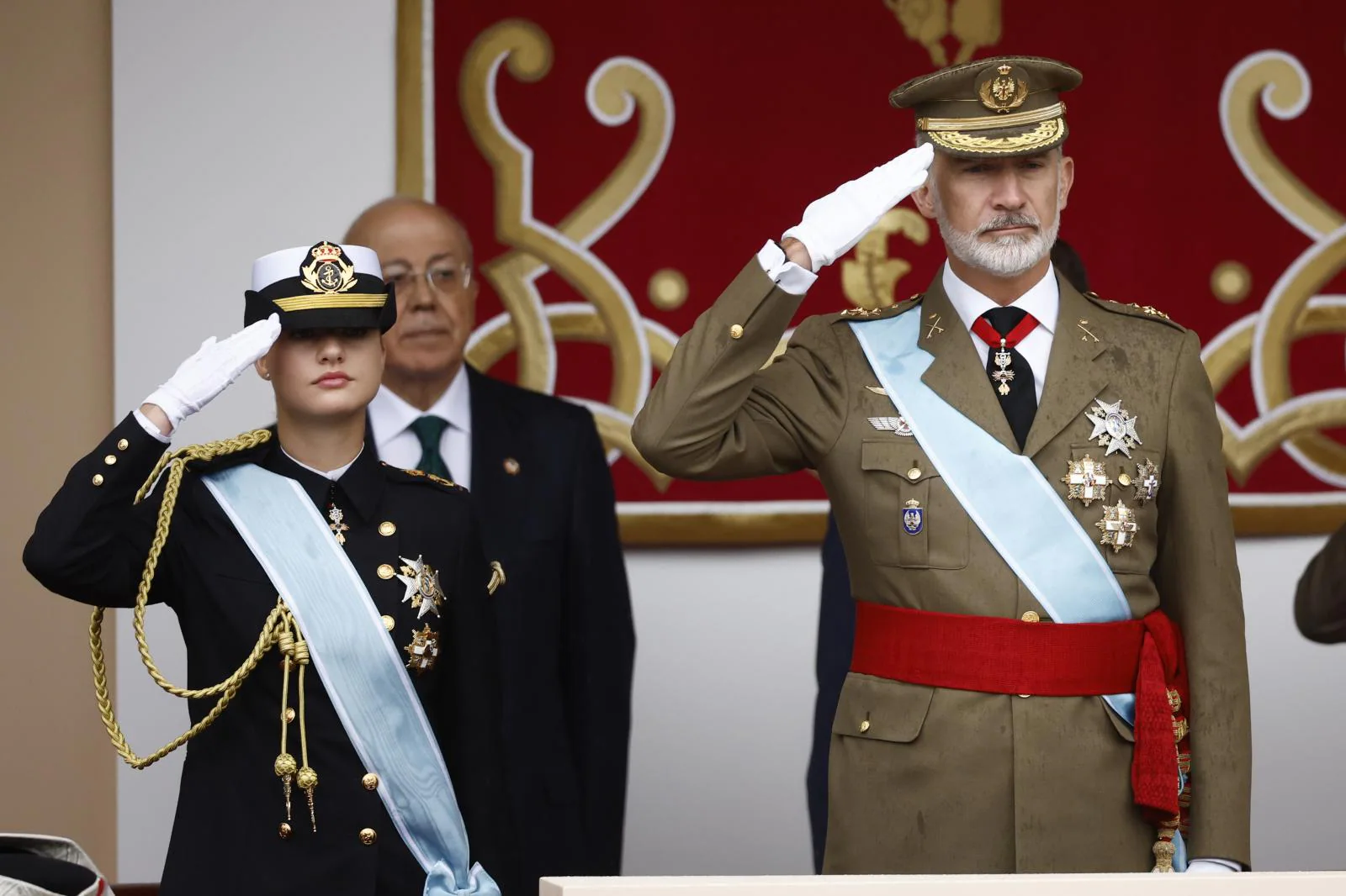 El rey Felipe VI, acompañado por la princesa de Asturias, Leonor de Borbón, preside este sábado el tradicional desfile del Día de la Fiesta Nacional.