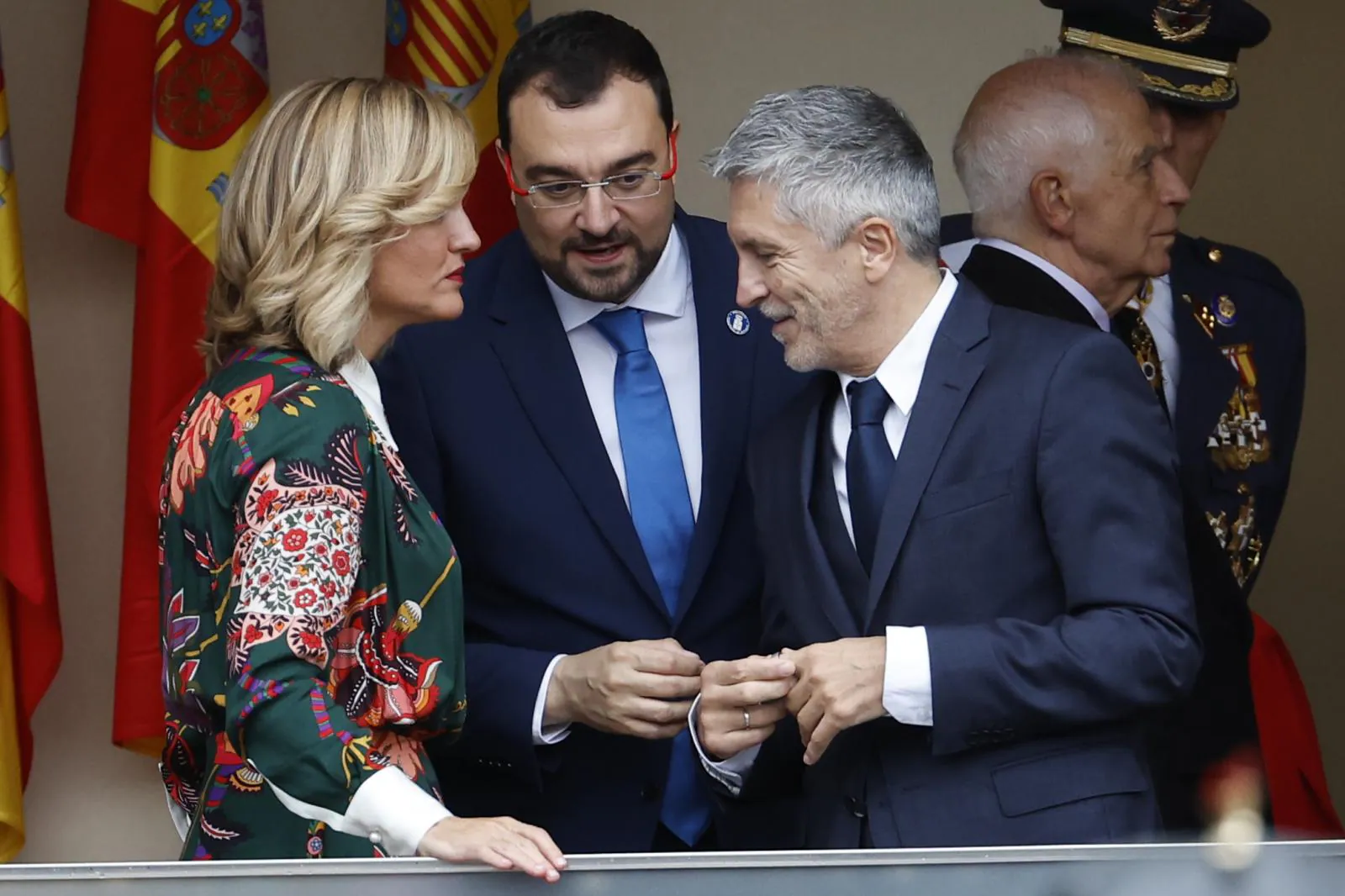 El presidente de Asturias, Adrán Barbón (c), conversa con la portavoz del Gobierno y ministra de Educación, Pilar Alegría (i) y el ministro del Interior, Fernando Grande-Marlaska.