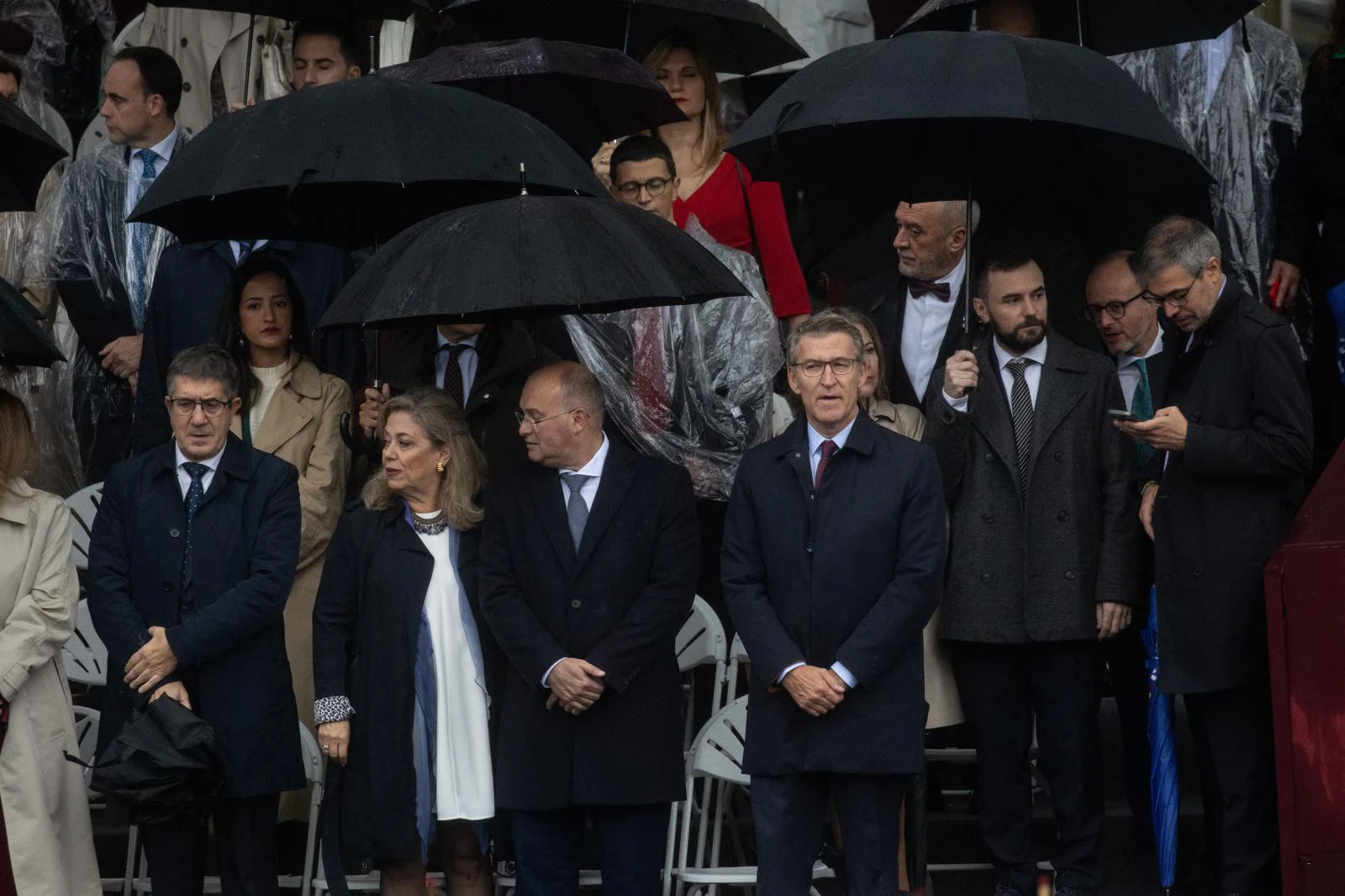 El portavoz del PSOE en el Gobierno, Patxi López, la diputada del Partido Popular, Macarena Montesinos, el portavoz del PP en el Congreso, Miguel Tellado, y el presidente del PP, Alberto Núñez Feijóo, durante el acto solemne de homenaje a la Bandera Nacional.