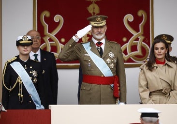 Los Reyes presiden un desfile militar por la fiesta nacional marcado por la lluvia