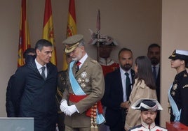 Pedro Sánchez charla con el Rey poco antes del desfile.