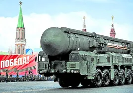 Un lanzador de misiles balísticos intercontinentales ruso Yars en el desfile del Día de la Victoria.