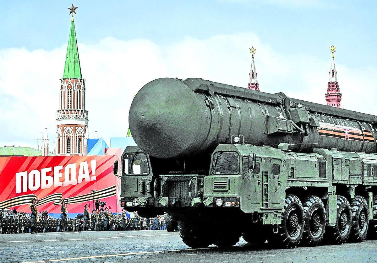 Un lanzador de misiles balísticos intercontinentales ruso Yars en el desfile del Día de la Victoria.