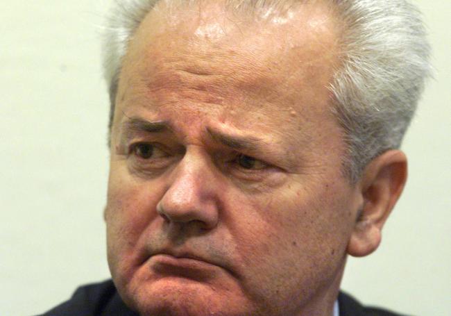 Slobodan Milošević ante el Tribunal Internacional de Criímenes de Guerra en La Haya en 2001.