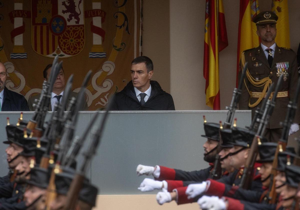 El presidente del Gobiernoo, Pedro Sánchez, durante el desfile militar por el Día de la FIesta Nacional.