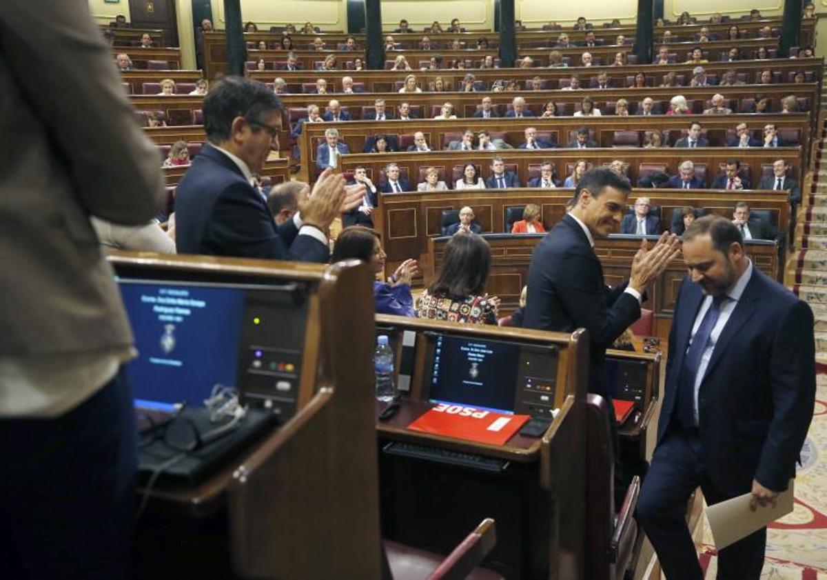 Imagen principal - Pedro Sánchez aplaude la intervención del Secretario de Organización José Luis Ábalos, durante su intervención en la primera jornada de la moción de censura presentada por el PSOE contra el Gobierno de Mariano Rajoy; Pedro Sánchez y José Luis Ábalos, en una Comisión Ejecutiva Federal del PSOE; José Luis Ábalos y Koldo García, durante un acto del entonces ministro de Transportes.