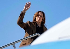 La vicepresidenta estadounidense, Kamala Harris, saluda antes de partir en el Air Force Two, de Phoenix, Arizona.