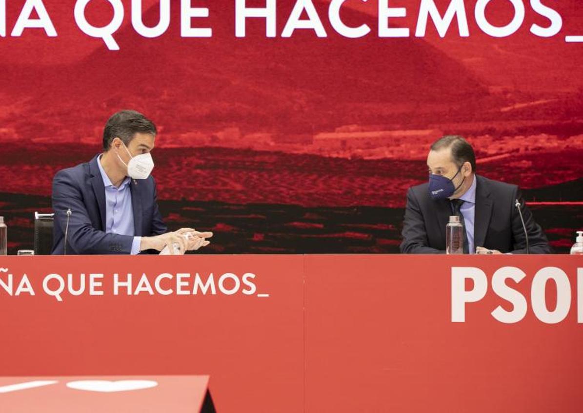 Imagen secundaria 1 - Pedro Sánchez aplaude la intervención del Secretario de Organización José Luis Ábalos, durante su intervención en la primera jornada de la moción de censura presentada por el PSOE contra el Gobierno de Mariano Rajoy; Pedro Sánchez y José Luis Ábalos, en una Comisión Ejecutiva Federal del PSOE; José Luis Ábalos y Koldo García, durante un acto del entonces ministro de Transportes.