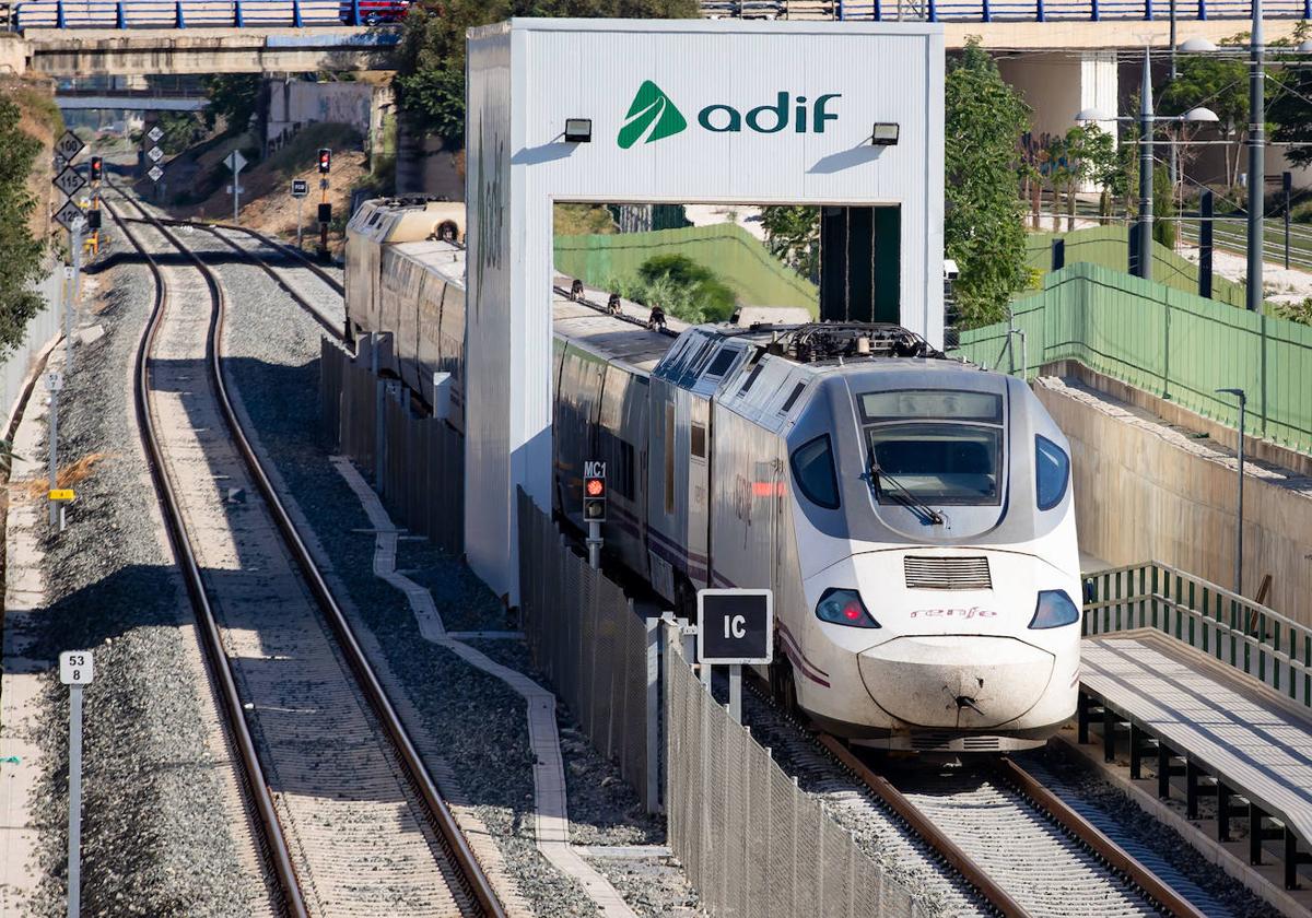 Un tren atraviesa el intercambiador de ancho de vías en Cerrillo de Maracena (Granada).