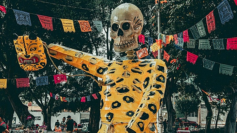 Pásalo en grande este Halloween con los disfraces para adultos más escalofriantes y divertidos