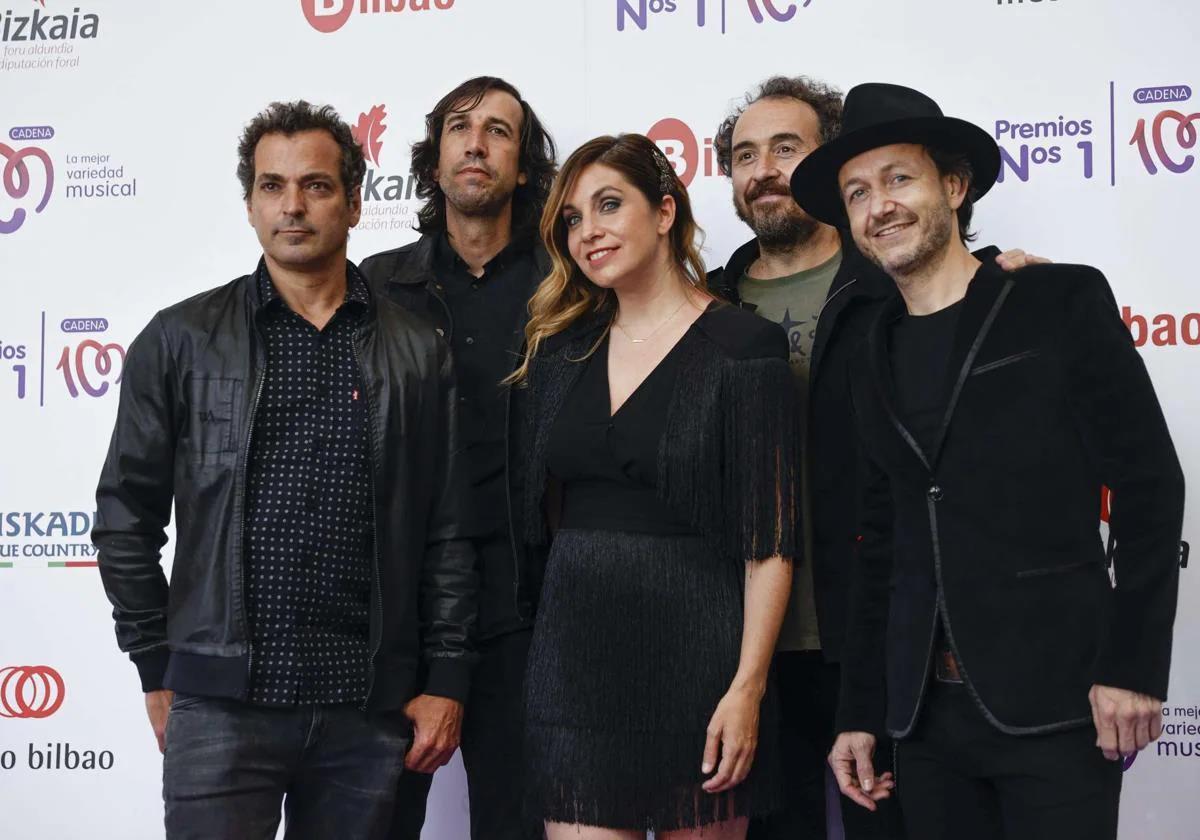 Leire Martínez, junto a sus cuatro compañeros de 'La Oreja de Van Gogh'.