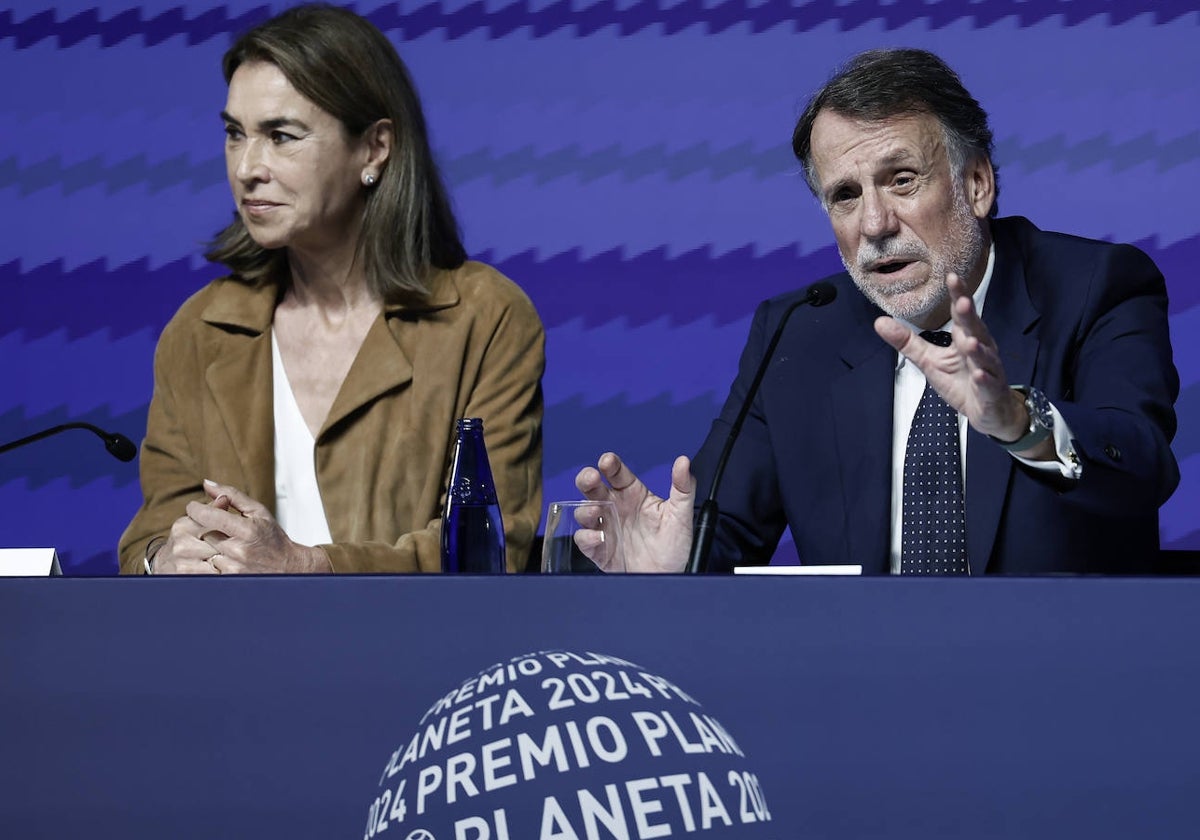 El presidente del Grupo Planeta, José Creuheras, junto a Carmen Posadas, jurado del premio de novela.