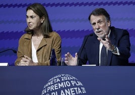 El presidente del Grupo Planeta, José Creuheras, junto a Carmen Posadas, jurado del premio de novela.