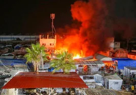 El fuego consume tiendas de campaña del asentamiento de desplazados levantado dentro de los muros del el Hospital de los Mártires de Al-Aqsa, en Deir al-Balá.