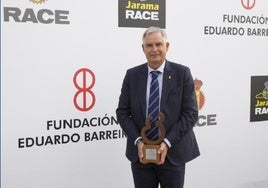 El presidente del RACE, Carmelo Sanz de Barros, con el Premio Fundación Eduardo Barreiros