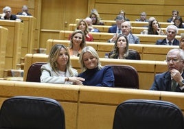 En primera fila, las senadoras del PP, Alicia García y Marimar Blanco durante el pleno extraordinario en el Senado