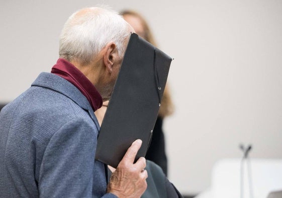 Martin Naumann oculta su rostro en el Tribunal de Berlín.