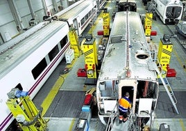 Empleados de la factoría de Talgo en la localidad alavesa de Rivabellosa.