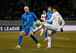 Arda Güler controla el balón durante el Islandia-Turquía.