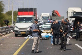 Miembros de los servicios de seguridad y emergencia israelíes se despliegan en el lugar del tiroteo.