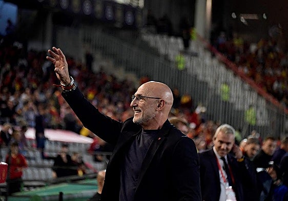 Luis de la Fuente saluda al público de Córdoba.