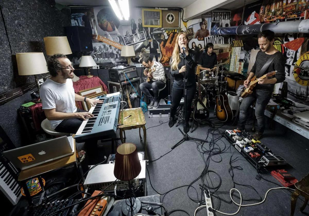 Leire Martínez, con los componentes de La Oreja, en un ensayo.