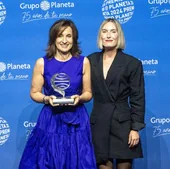 La ganadora del Premio Planeta, Paloma Sánchez-Garnica (izquierda), este martes junto a la finalista Beatriz Serrano tras conocerse el fallo del jurado.