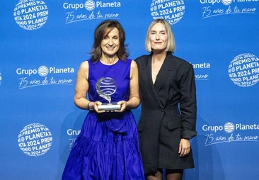 La ganadora del Premio Planeta, Paloma Sánchez-Garnica (izquierda), este martes junto a la finalista Beatriz Serrano tras conocerse el fallo del jurado.