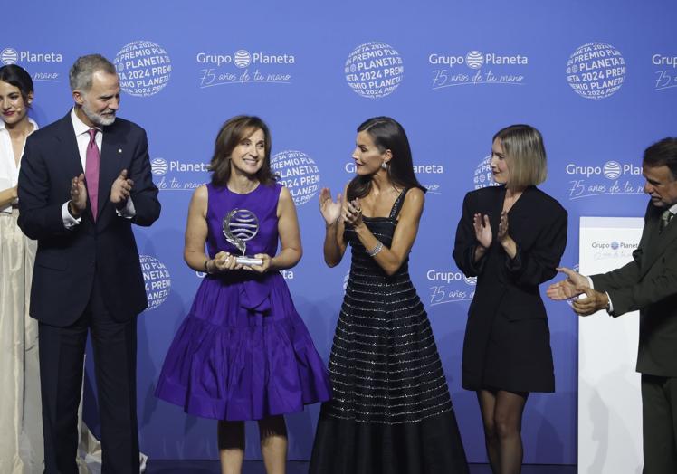 Los reyes Felipe VI y Letizia junto a la ganadora del Premio Planeta, Paloma Sánchez Garnica y la finalista Beatriz Serrano (a la derecha).