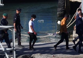 Migrantes desembarcan del barco de la Marina italiana 'Libra' en Albania.