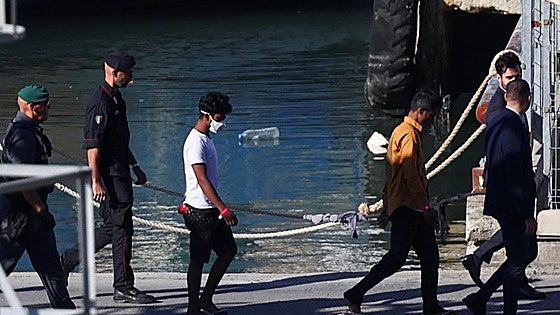Los centros de internamiento para migrantes de Italia en Albania ya tienen sus primeros inquilinos