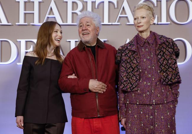 Pedro Almodóvar entre Julianne Moore y Tilda Swinton.