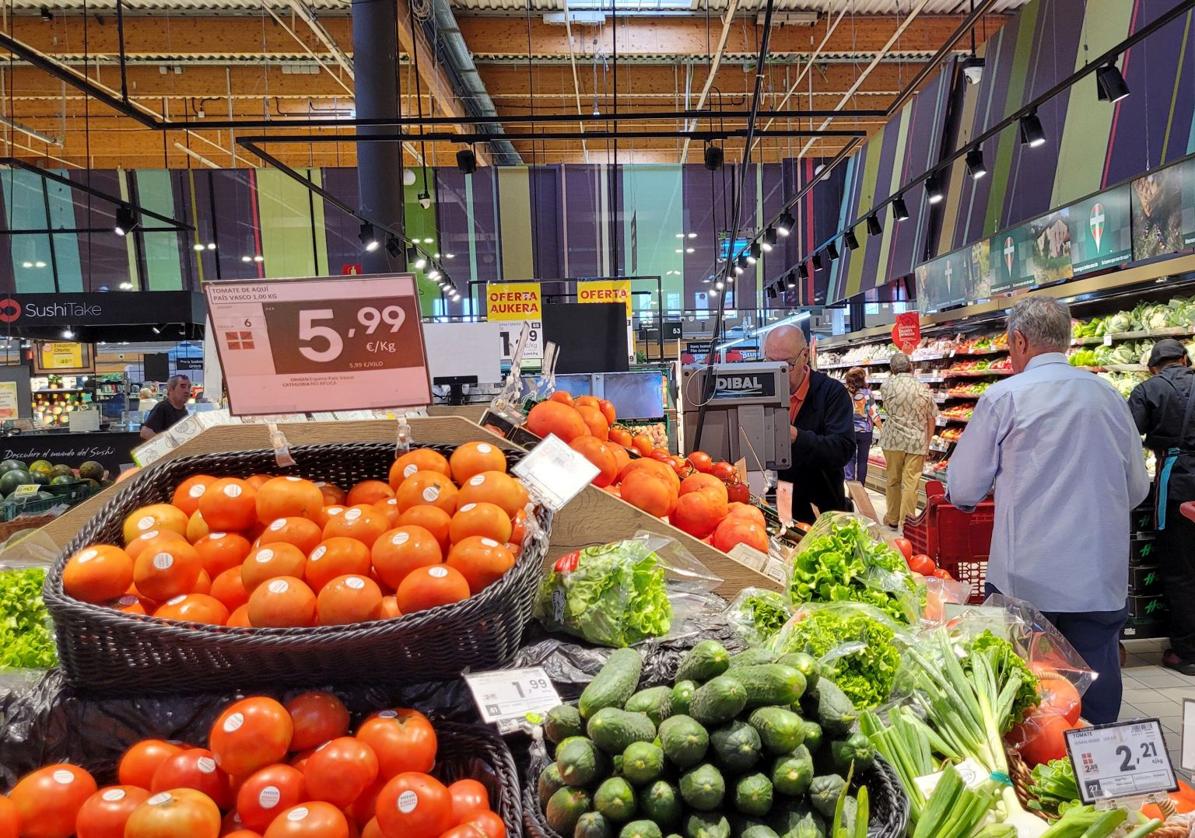 Varias personas comprando en un supermercado.