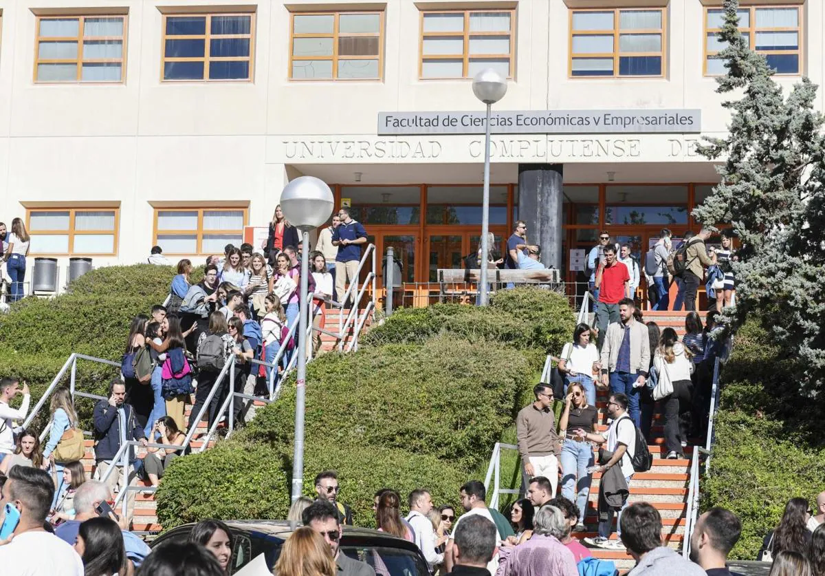 Aspirantes a personal fijo de RTVE en la categoría de informador se concentran en el exterior de la Facultad del examen.