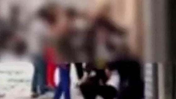 «Nos llamó maricones y nos dijo que ya nos pillaría fuera sin el uniforme»