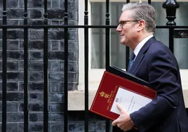 El primer ministro Starmer abandona Downing Street.