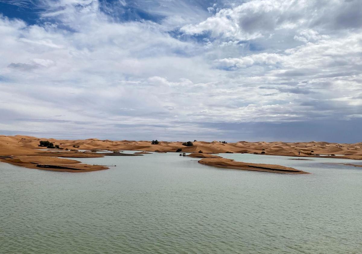 Imagen principal - Lagunas de agua en las dunas del desierto de Merzouga (Marruecos).