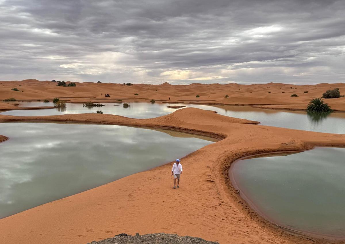 Imagen secundaria 1 - Lagunas de agua en las dunas del desierto de Merzouga (Marruecos).