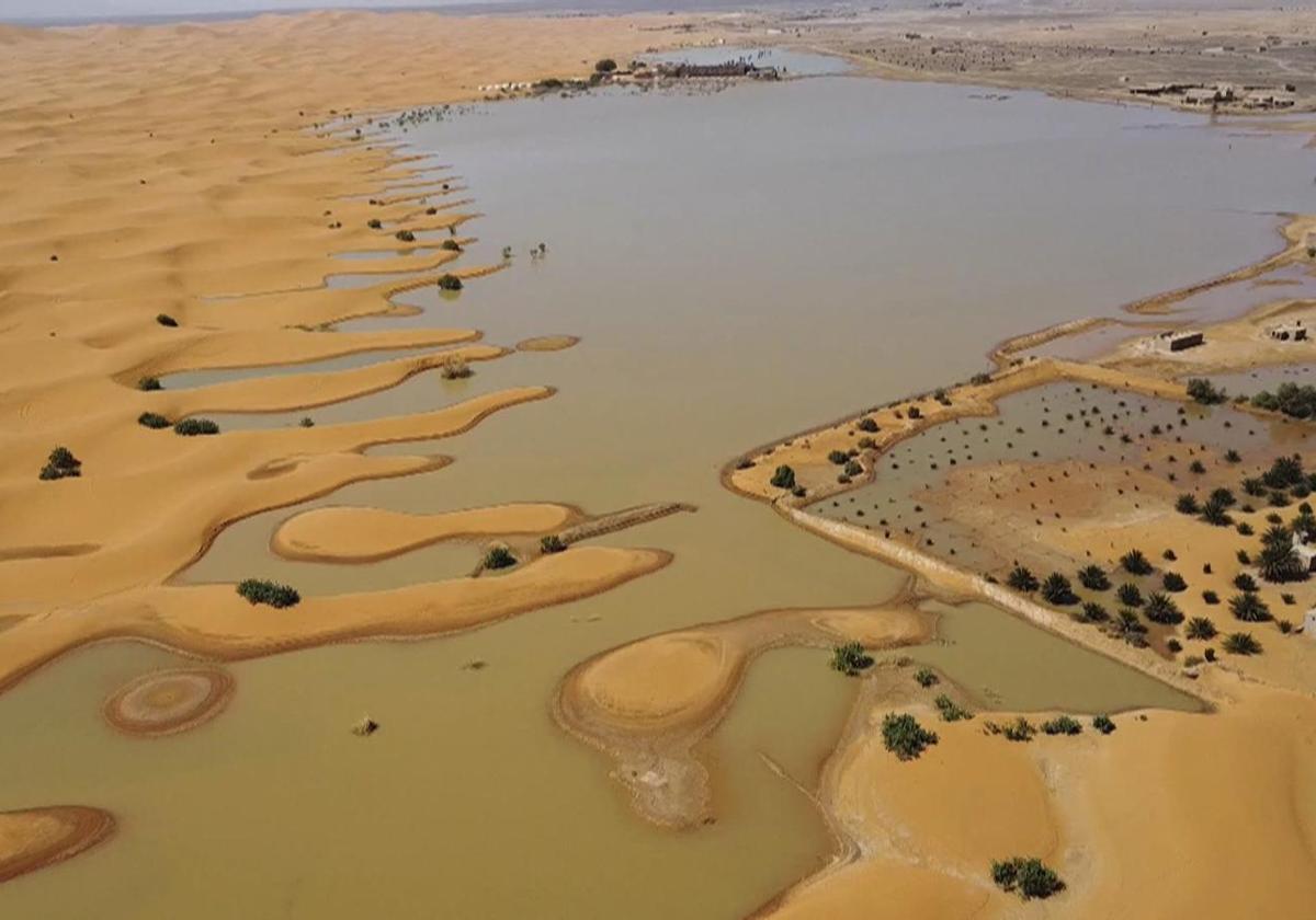 Lagunas de agua en las dunas del desierto de Merzouga (Marruecos).