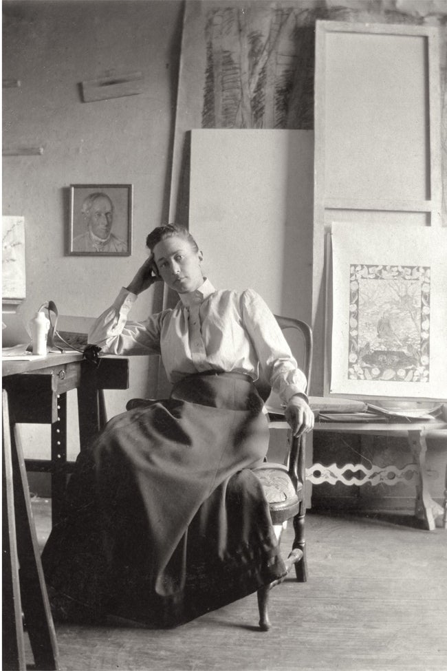 La artista sueca Hilma af Klint en su estudio de Hamngatan, en Estocolmo, hacia 1895.