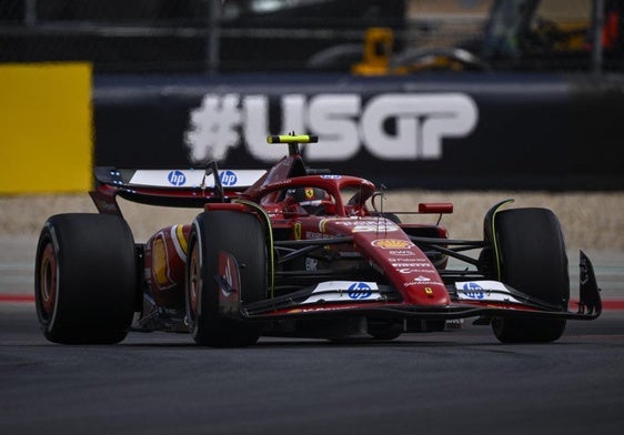 Carlos Sainz, este viernes, al volante de su Ferrari en los entrenamientos ofiviales del Gran Premio de Fórmula 1 que se celebra en Austin (EE UU).