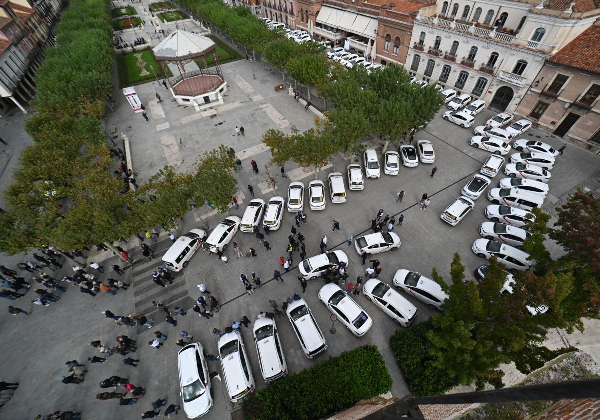 Concentración de los taxistas en Alcalá de Henares.