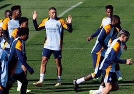 Kylian Mbappé, sonriente durante el entrenamiento del Real Madrid de este viernes.