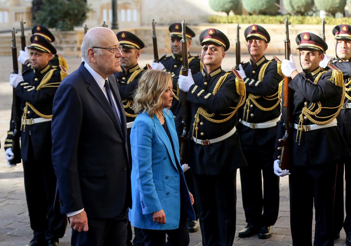 Meloni y Mikati pasan revista a las tropas en el palacio gubernamental de Beirut.