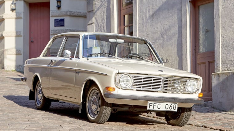 La versión de dos puertas de la serie 140, el Volvo 142, se presentó a principios del verano de 1967