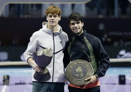 Carlos Alcaraz y Jannik Sinner, con el trofeo de subcampeón y campeón respectivamente