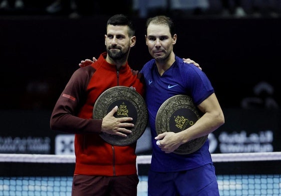 Novak Djokovic y Rafa Nadal, tras su último partido, en Arabia Saudí.