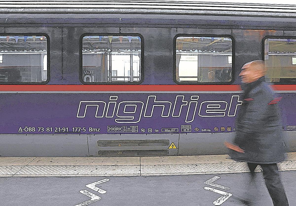 Un empleado de la SNCF pasa junto a un vagón del tren 'nightjet' Berlín-París.