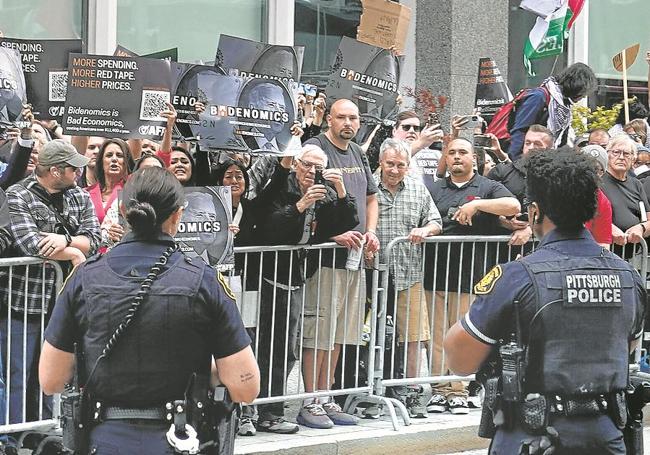 Un grupo de personas protesta ante la sede de United Steel Workers.