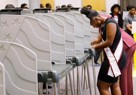 Una estudiante vota en la Universidad de Carolina del Norte.